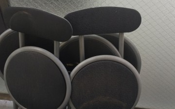 To let / À céder : 5 pliable chairs for outdoor use / 5 tabourets et chaises pliables pour l'extérieur